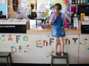 enfant au Café des Enfants de Grenoble credit photo Fossette – Audrey Langlois