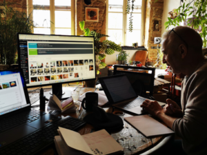 directeur technique se formant a la communication digitale de sa structure