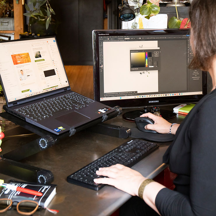 photo de Charlotte Bébin Créative & Digital Designer a son bureau